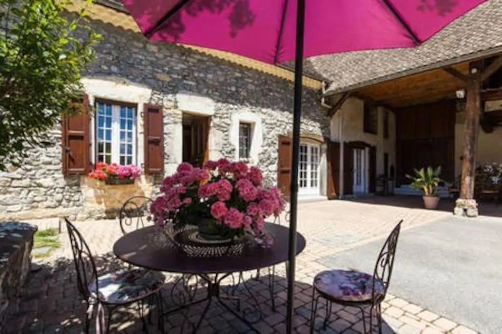Gite De Charme : La Grange Au Lac Azur Treffort  Holiday home
